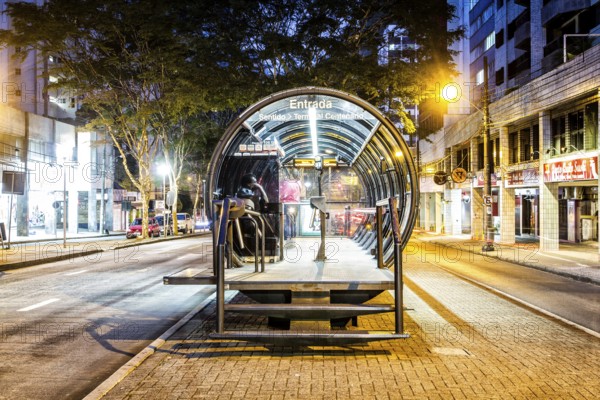 Estação tubo de ônibus. Curitiba, Paraná, Brasil. / Tube bus stop. Curitiba, Parana, Brazil