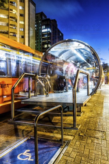 Estação tubo de ônibus. Curitiba, Paraná, Brasil. / Tube bus stop. Curitiba, Parana, Brazil