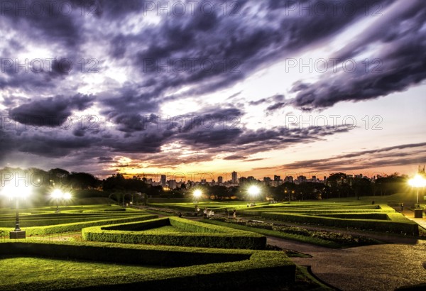 Jardim Botânico de Curitiba ao anoitecer. Curitiba, Paraná, Brasil. / Botanic Garden at evening. Curitiba, Parana, Brazil
