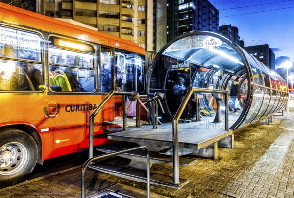 Estação tubo de ônibus. Curitiba, Paraná, Brasil. / Tube bus stop. Curitiba, Parana, Brazil