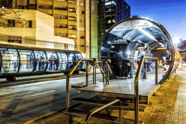 Estação tubo de ônibus. Curitiba, Paraná, Brasil. / Tube bus stop. Curitiba, Parana, Brazil