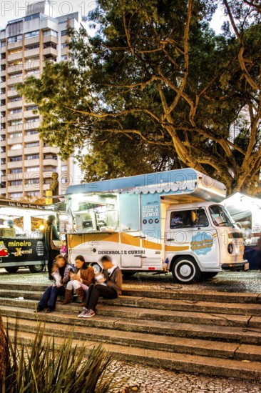 Feira de comida de rua na Praça da Ucrânia. Curitiba, Paraná, Brasil. / Food trucks at Ucrania Square. Curitiba, Parana, Brazil