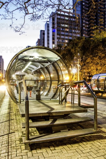 Estação tubo de ônibus. Curitiba, Paraná, Brasil. / Tube bus stop. Curitiba, Parana, Brazil