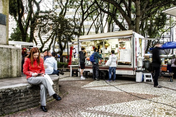 Feira de comida de rua na Praça da Ucrânia. Curitiba, Paraná, Brasil. / Food trucks at Ucrania Square. Curitiba, Parana, Brazil