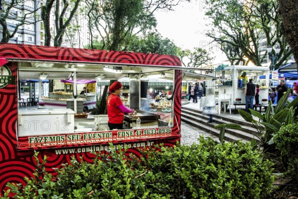 Feira de comida de rua na Praça da Ucrânia. Curitiba, Paraná, Brasil. / Food trucks at Ucrania Square. Curitiba, Parana, Brazil