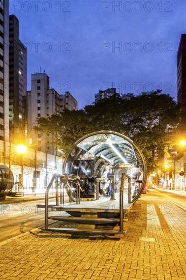 Estação tubo de ônibus. Curitiba, Paraná, Brasil. / Tube bus stop. Curitiba, Parana, Brazil