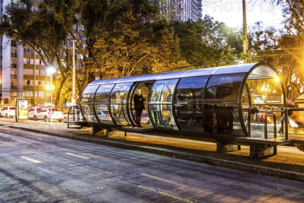 Estação tubo de ônibus. Curitiba, Paraná, Brasil. / Tube bus stop. Curitiba, Parana, Brazil