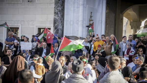 Gaziantep, Türkiye – October 11, 2025: Thousands of Turkish citizens take part in a large demonstration in solidarity with Palestinians in Gaza, following the announcement of a ceasefire, the withdrawal of Israeli forces from the Gaza Strip, and the mutual release of prisoners from both sides, Gaziantep, Türkiye