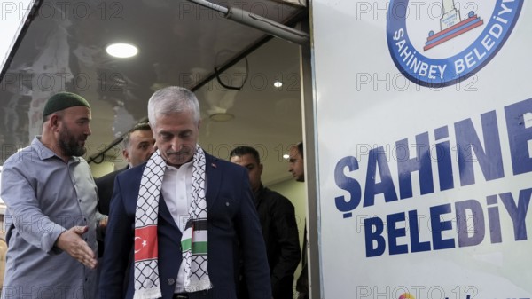 Gaziantep, Türkiye – October 11, 2025: Sahinbey Mayor Mehmet Tahmazoglu participates in a pro-Gaza march following the announcement of a ceasefire, the withdrawal of Israeli forces from the Gaza Strip, and a prisoner exchange between the two sides. The event drew thousands of citizens expressing solidarity with Palestinians in Gaza, Gaziantep, Türkiye