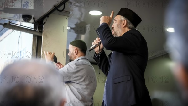 Gaziantep, Türkiye – October 11, 2025: Renowned Turkish Islamic scholar and preacher Dr. Ihsan Senocak participates in a pro-Gaza march following the announcement of a ceasefire, the withdrawal of Israeli forces from the Gaza Strip, and a prisoner exchange between Hamas and Israel. Thousands joined the demonstration to show solidarity with Palestinians in Gaza, Gaziantep, Türkiye
