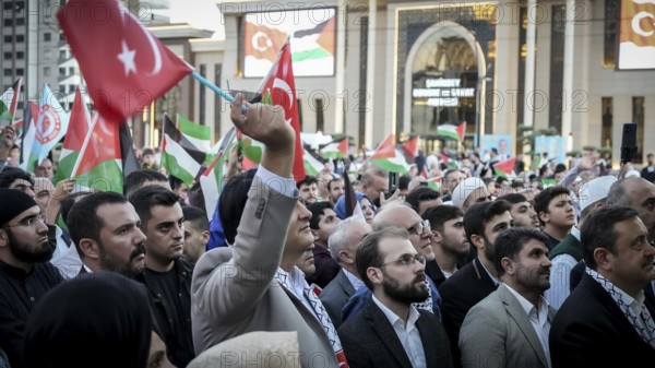 Gaziantep, Türkiye – October 11, 2025: Sehitkamil Mayor Umut Yilmaz takes part in a pro-Gaza march following the announcement of a ceasefire, the withdrawal of Israeli forces from the Gaza Strip, and a prisoner exchange between both sides. The event saw thousands of participants expressing solidarity with Palestinians in Gaza, Gaziantep, Türkiye