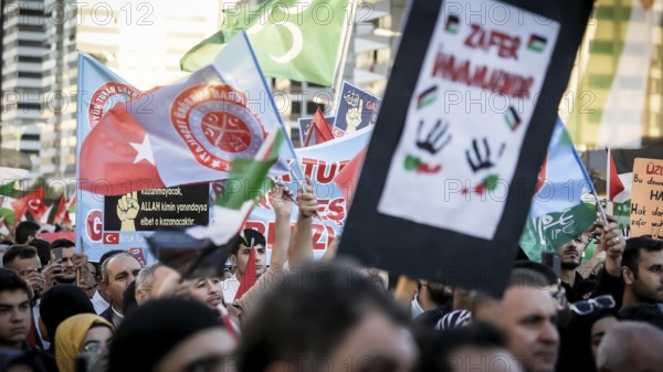 Gaziantep, Türkiye – October 11, 2025: Thousands of Turkish citizens take part in a large demonstration in solidarity with Palestinians in Gaza, following the announcement of a ceasefire, the withdrawal of Israeli forces from the Gaza Strip, and the mutual release of prisoners from both sides, Gaziantep, Türkiye