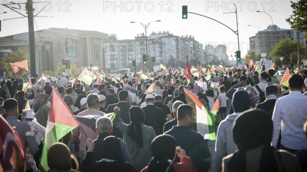Gaziantep, Türkiye – October 11, 2025: Thousands of Turkish citizens take part in a large demonstration in solidarity with Palestinians in Gaza, following the announcement of a ceasefire, the withdrawal of Israeli forces from the Gaza Strip, and the mutual release of prisoners from both sides, Gaziantep, Türkiye