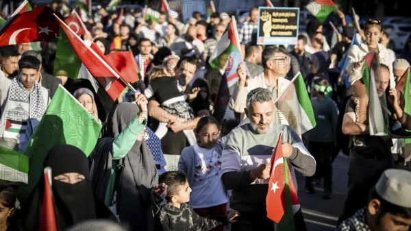 Gaziantep, Türkiye – October 11, 2025: Thousands of Turkish citizens take part in a large demonstration in solidarity with Palestinians in Gaza, following the announcement of a ceasefire, the withdrawal of Israeli forces from the Gaza Strip, and the mutual release of prisoners from both sides, Gaziantep, Türkiye