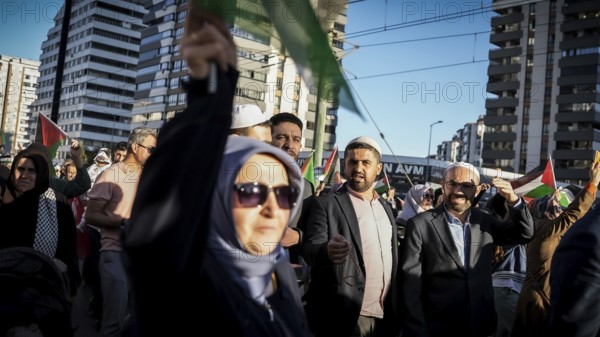 Gaziantep, Türkiye – October 11, 2025: Thousands of Turkish citizens take part in a large demonstration in solidarity with Palestinians in Gaza, following the announcement of a ceasefire, the withdrawal of Israeli forces from the Gaza Strip, and the mutual release of prisoners from both sides, Gaziantep, Türkiye