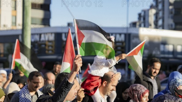 Gaziantep, Türkiye – October 11, 2025: Thousands of Turkish citizens take part in a large demonstration in solidarity with Palestinians in Gaza, following the announcement of a ceasefire, the withdrawal of Israeli forces from the Gaza Strip, and the mutual release of prisoners from both sides, Gaziantep, Türkiye