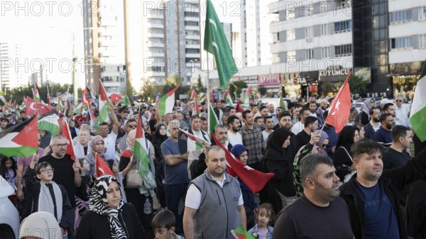 Gaziantep, Türkiye – October 11, 2025: Thousands of Turkish citizens take part in a large demonstration in solidarity with Palestinians in Gaza, following the announcement of a ceasefire, the withdrawal of Israeli forces from the Gaza Strip, and the mutual release of prisoners from both sides, Gaziantep, Türkiye