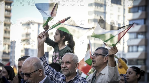 Gaziantep, Türkiye – October 11, 2025: Thousands of Turkish citizens take part in a large demonstration in solidarity with Palestinians in Gaza, following the announcement of a ceasefire, the withdrawal of Israeli forces from the Gaza Strip, and the mutual release of prisoners from both sides, Gaziantep, Türkiye
