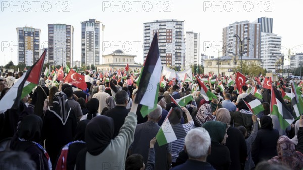 Gaziantep, Türkiye – October 11, 2025: Thousands of Turkish citizens take part in a large demonstration in solidarity with Palestinians in Gaza, following the announcement of a ceasefire, the withdrawal of Israeli forces from the Gaza Strip, and the mutual release of prisoners from both sides, Gaziantep, Türkiye