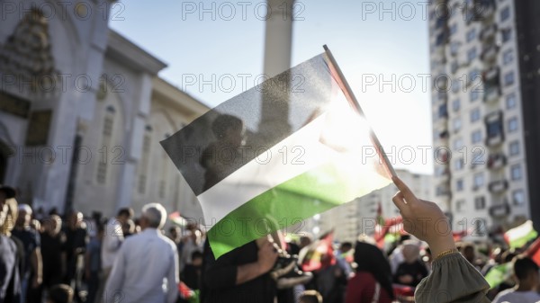 Gaziantep, Türkiye – October 11, 2025: Thousands of Turkish citizens take part in a large demonstration in solidarity with Palestinians in Gaza, following the announcement of a ceasefire, the withdrawal of Israeli forces from the Gaza Strip, and the mutual release of prisoners from both sides, Gaziantep, Türkiye