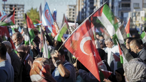 Gaziantep, Türkiye – October 11, 2025: Thousands of Turkish citizens take part in a large demonstration in solidarity with Palestinians in Gaza, following the announcement of a ceasefire, the withdrawal of Israeli forces from the Gaza Strip, and the mutual release of prisoners from both sides, Gaziantep, Türkiye