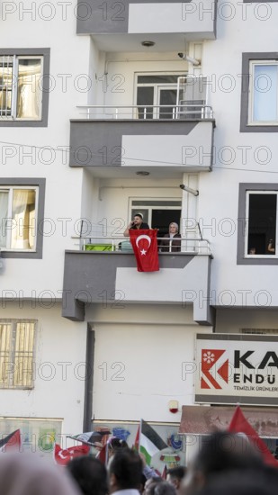 Gaziantep, Türkiye – October 11, 2025: People watch and show support from their balconies as thousands march in a massive rally in solidarity with Gaza, following the announcement of a ceasefire, the withdrawal of Israeli forces, and a prisoner exchange between Hamas and Israel, Gaziantep, Türkiye