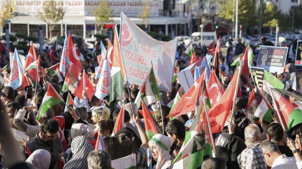 Gaziantep, Türkiye – October 11, 2025: Thousands of Turkish citizens take part in a large demonstration in solidarity with Palestinians in Gaza, following the announcement of a ceasefire, the withdrawal of Israeli forces from the Gaza Strip, and the mutual release of prisoners from both sides, Gaziantep, Türkiye