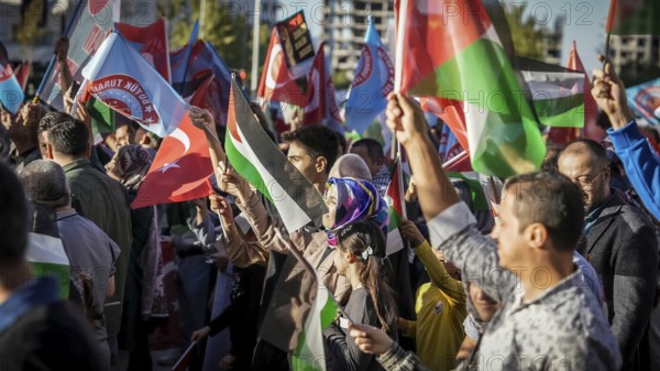 Gaziantep, Türkiye – October 11, 2025: Thousands of Turkish citizens take part in a large demonstration in solidarity with Palestinians in Gaza, following the announcement of a ceasefire, the withdrawal of Israeli forces from the Gaza Strip, and the mutual release of prisoners from both sides, Gaziantep, Türkiye