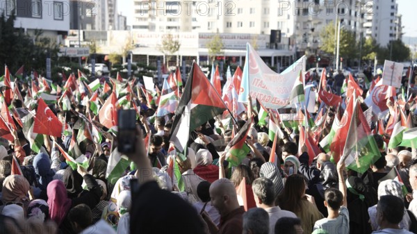 Gaziantep, Türkiye – October 11, 2025: Thousands of Turkish citizens take part in a large demonstration in solidarity with Palestinians in Gaza, following the announcement of a ceasefire, the withdrawal of Israeli forces from the Gaza Strip, and the mutual release of prisoners from both sides, Gaziantep, Türkiye