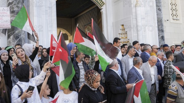 Gaziantep, Türkiye – October 11, 2025: Thousands of Turkish citizens take part in a large demonstration in solidarity with Palestinians in Gaza, following the announcement of a ceasefire, the withdrawal of Israeli forces from the Gaza Strip, and the mutual release of prisoners from both sides, Gaziantep, Türkiye