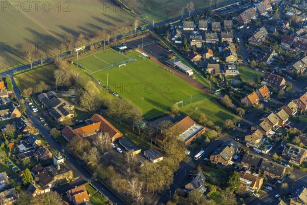 Aerial view of the Heideschule Hullern-Flaesheim with sports field in the Schulstraße and kindergarten Sankt Andreas in the district Hullern in Haltern am See in the Ruhr area in North Rhine-Westphalia, Germany, DE, Europe, football field, football stadium, Haltern am See, kindergarten, day nursery, day care centre, day nursery, day care centre, aerial view, aerial photography, aerial photography, North Rhine-Westphalia, Ruhr area, sports, sports facilities, sports field, sports facility, overview, bird's-eye view, overview
