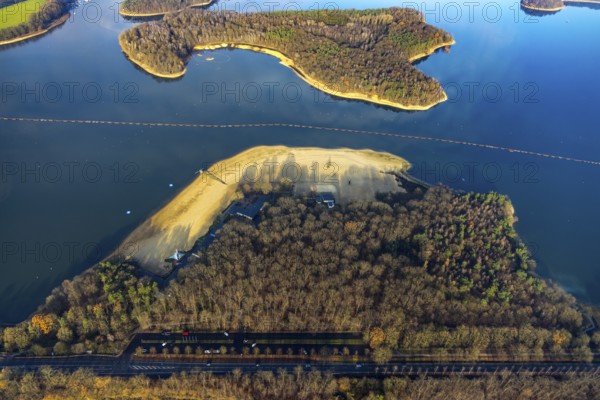 HALTERN AM SEE 16.12.2020 Aerial view of the shore area at the sandy beach of the open-air swimming pool Seebad Haltern in Haltern am See in the federal state of North Rhine-Westphalia, Germany. Further information at: Management Seegesellschaft Haltern mbH. // Aerial view of the shore area at the sandy beach of the open-air swimming pool Seebad Haltern in Haltern am See in the federal state of North Rhine-Westphalia, Germany. Photo: Hans Blossey