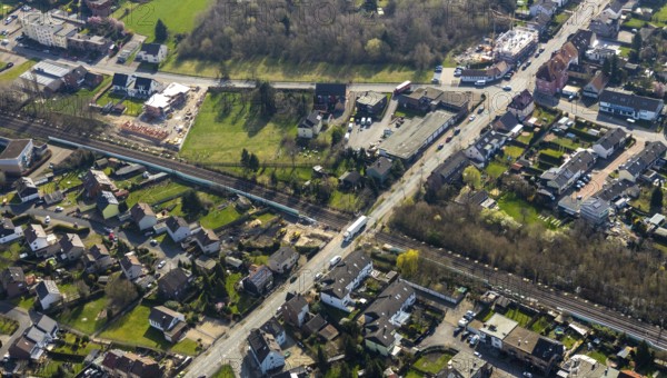 Aerial photograph, Wielandstraße level crossing on the Hamm - Lünen railway line, construction of noise barriers, Pelkum, Hamm, Ruhr area, North Rhine-Westphalia, Germany, DE, Europe, birds-eyes, view, aerial photograph, aerial photography, aerial photography, overview, overview, bird's eye view, railway line, railway network, infrastructure, transport, train traffic, freight traffic, railway network