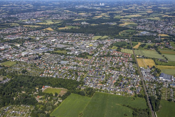 Aerial view, view over Hamm-Süden, residential area at Hellweg, railway line to Soest, Hamm, Ruhr area, North Rhine-Westphalia, Germany, DE, Europe, birds-eyes, view, aerial view, aerial photography, aerial photography, overview, bird's eye view, Hamm-Süden, living, flat, houses, residential buildings, housing estate, settlement, railway line, railway network, infrastructure, transport, train traffic, freight traffic, railway network