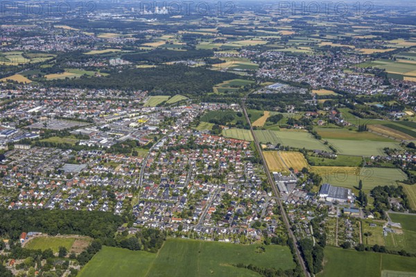 Aerial view, view over Hamm-Süden, residential area at Hellweg, railway line to Soest, Hamm, Ruhr area, North Rhine-Westphalia, Germany, DE, Europe, birds-eyes, view, aerial view, aerial photography, aerial photography, overview, bird's eye view, Hamm-Süden, living, flat, houses, residential buildings, housing estate, settlement, railway line, railway network, infrastructure, transport, train traffic, freight traffic, railway network