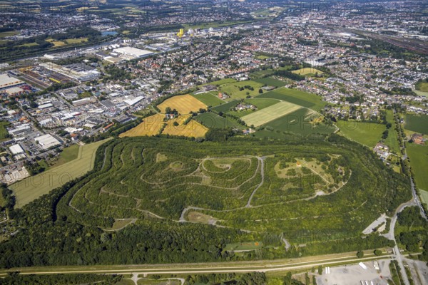 Aerial photograph, view of Hamm-Daberg, Kissinger Höhe slagheap, Humbert slagheap, former Heinrich-Robert mine, slagheap sign, observation tower, Hamm, Ruhr area, North Rhine-Westphalia, Germany, DE, Europe, birds-eyes, view, aerial photograph, aerial photography, aerial photography, overview, bird's-eye view, Kissinger, Höhe, colliery, Heinrich-Robert, former, mining, overburden, coal