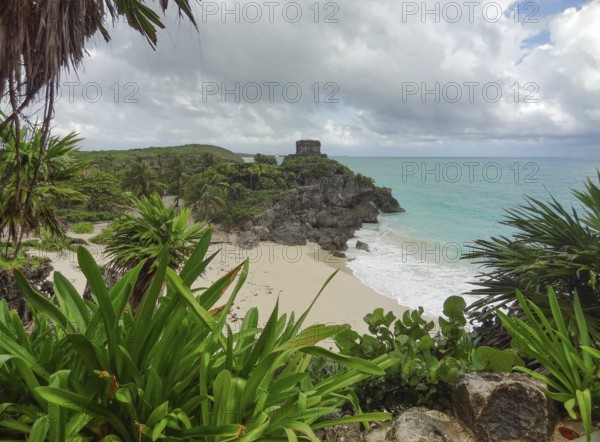 Caribbean scenery around El Castillo at Tulum in Mexico