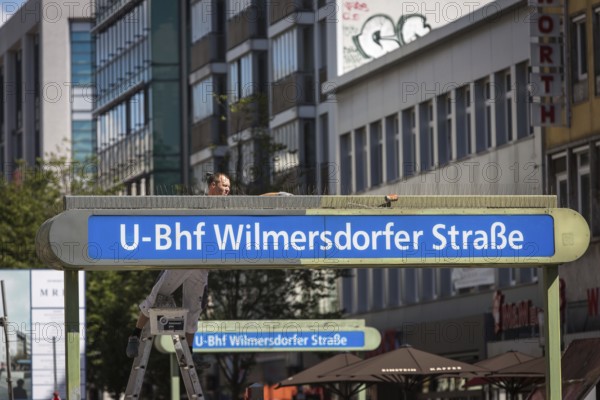 DEU Germany Germany A painter paints a sign for the underground railway in Wilmersdorfer Strasse