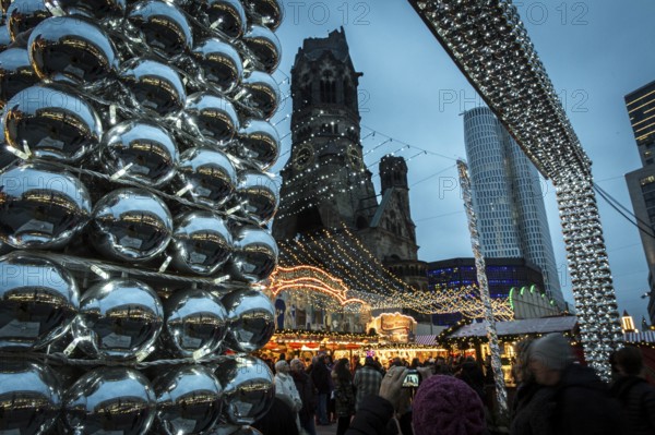 DEU Germany Germany Berlin Scene at the Christmas market at the Gedächniskirche in Berlin-Charlottenburg