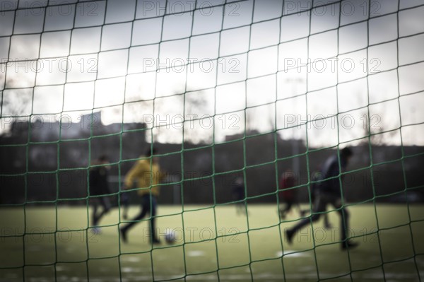 DEU Germany Germany Berlin Sports ground on Eisackstrasse in Berlin-Schöneberg. Refugees from a welcome class at a neighbouring school play football
