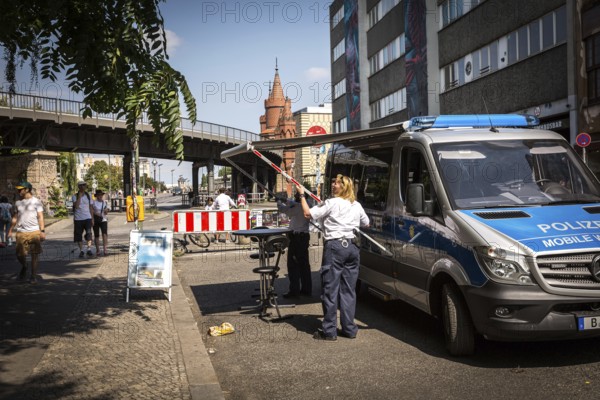DEU Germany Germany Berlin Police officers set up a mobile stand near the Oberbaum Bridge in Falckensteiner Straße. The mobile station is installed at conflict centres