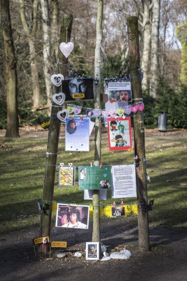 DEU Germany Germany Berlin A tree with fan mail to Michael Jackson has been erected in the Tiergarten as part of the 'Tree of Life' campaign by the Michael Jackson fan community. Many of the messages look freshly hung up