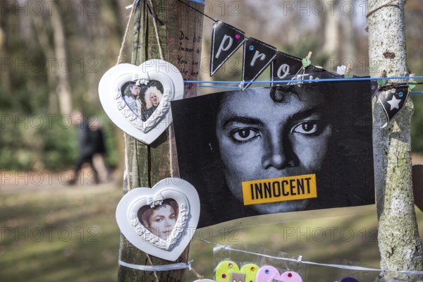 DEU Germany Germany Berlin A tree with fan mail to Michael Jackson has been erected in the Tiergarten as part of the 'Tree of Life' campaign by the Michael Jackson fan community. Many of the messages look freshly hung up