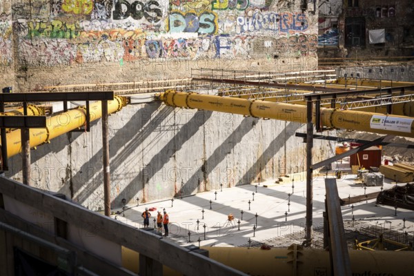 DEU Germany Germany Berlin Workers on the construction site of the Tacheles in Mitte