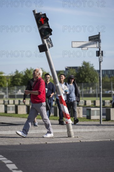 DEU Germany Germany Berlin Pedestrians pass a traffic light on Scheidemannstraße in Mitte