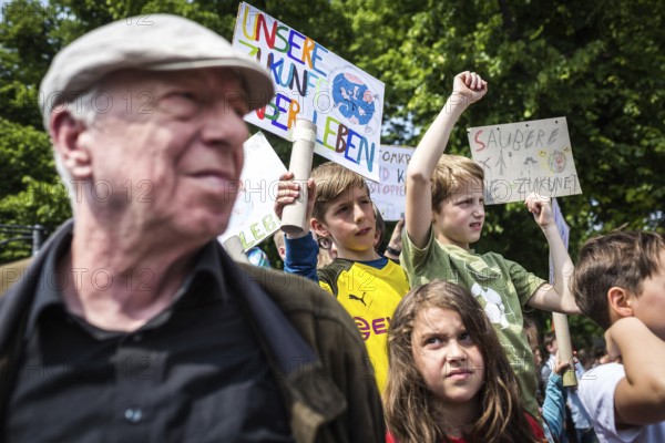 DEU Germany Germany Berlin Demonstration FridaysForFuture against the German government's climate policy in front of the Brandenburg Tor. Protesting primary school pupils with messages on placards next to an older man