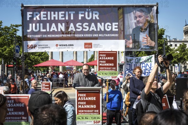 DEU Germany Germany Berlin Support action of the Socialist Equality Party SGP for the release of Julian Assange and Chealsea Manning under the lime trees