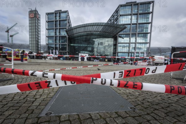 DEU Germany Germany Berlin Washingtonplatz in front of the main railway station is cordoned off for a Nazi demonstration on the Day of Unity