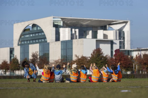 DEU Germany Germany Berlin Kindergarten children raise their hands for a group photo in front of the Federal Chancellery