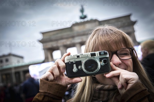 DEU Germany Germany Berlin The solidarity event for imprisoned Turkish journalists organised by Amnesty International and Reporters Without Borders on Press Freedom Day in front of the Brandenburg Tor. Special attention was paid to former Taz journalist and current Welt correspondent Deniz Yuecel, who is currently in solitary confinement in Turkey. The title of the evening was 'To the press'